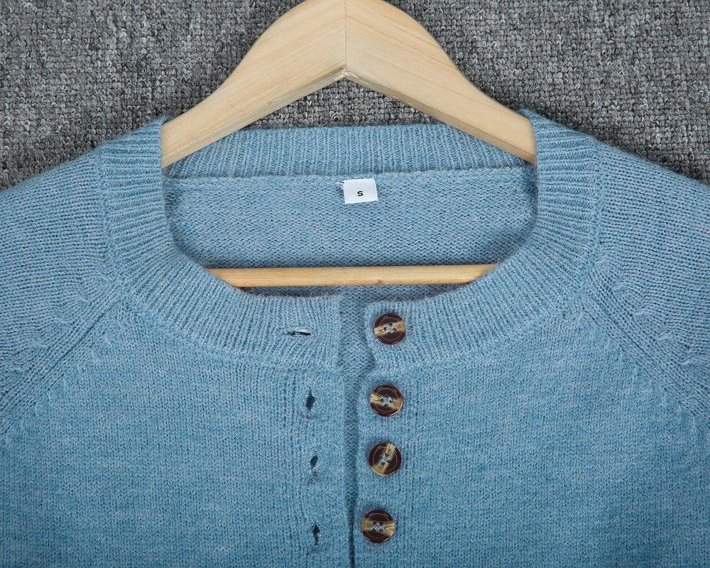 Himmelblauer Pullover Mit V-ausschnitt Und Knopfleiste