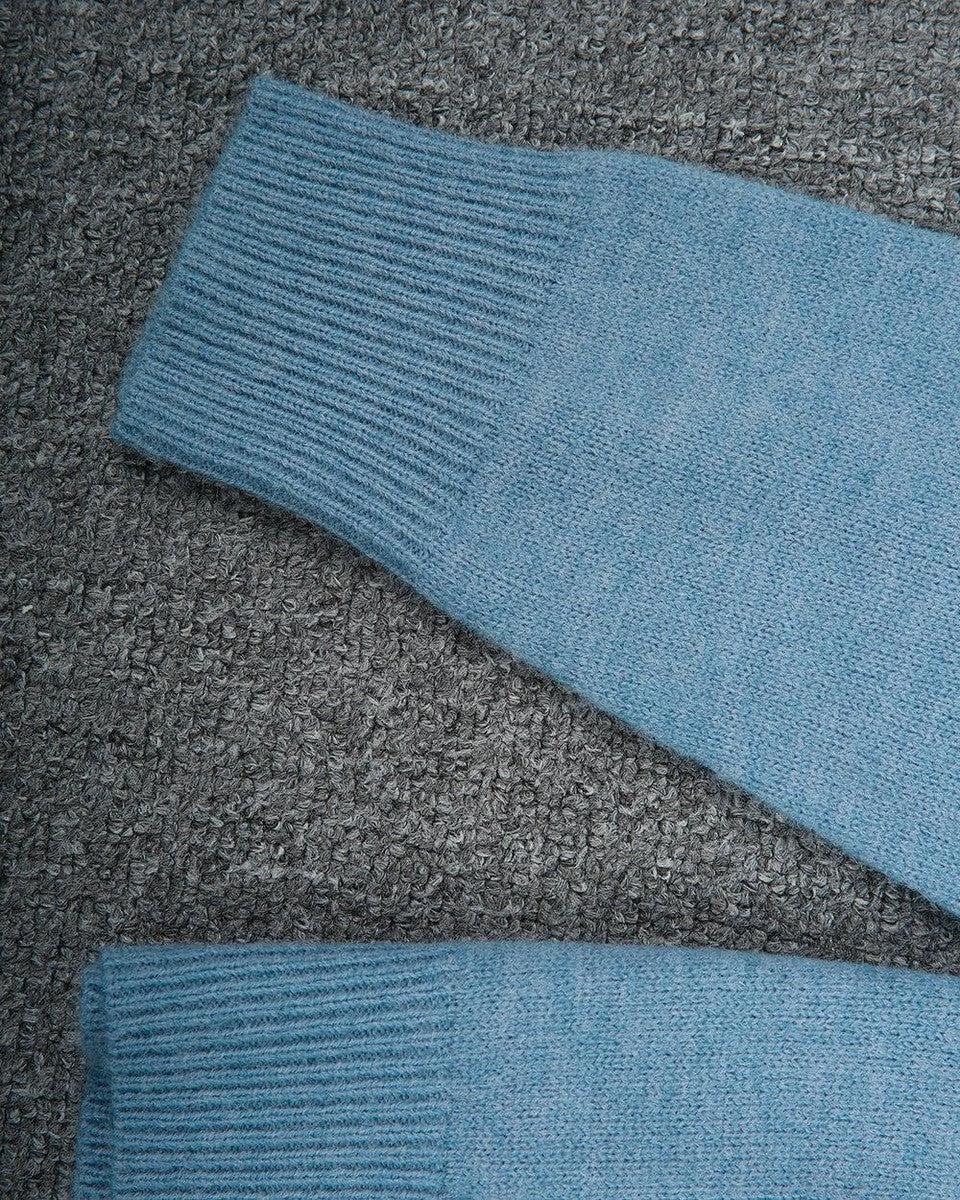 Himmelblauer Pullover Mit V-ausschnitt Und Knopfleiste