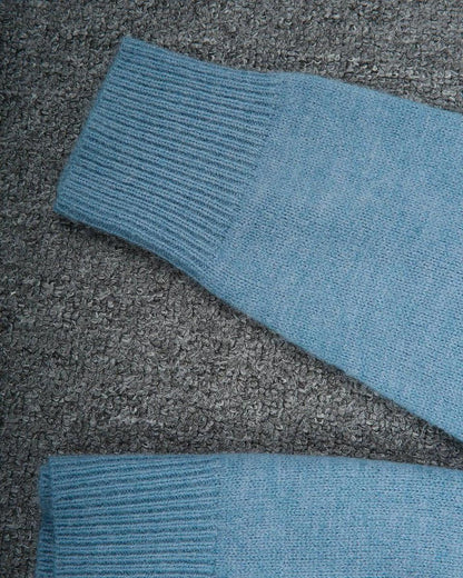 Himmelblauer Pullover Mit V-ausschnitt Und Knopfleiste