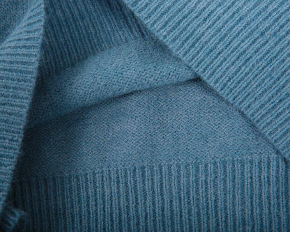 Himmelblauer Pullover Mit V-ausschnitt Und Knopfleiste