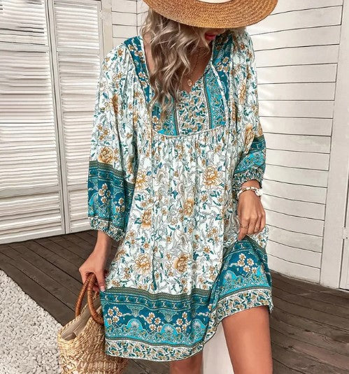 Sophia – kurzärmliges boho-kleid mit v-ausschnitt und blumendruck