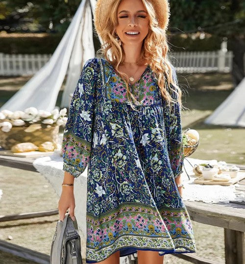 Sophia – kurzärmliges boho-kleid mit v-ausschnitt und blumendruck