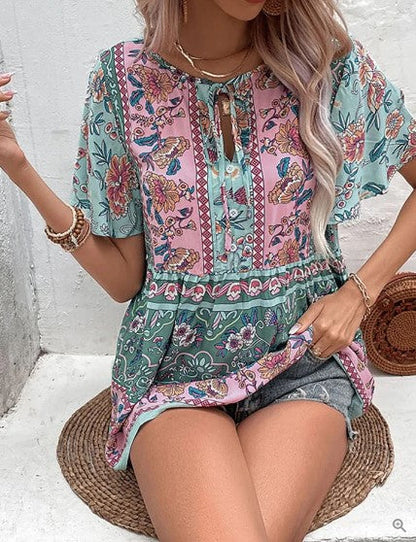 Olivia – kurzes boho-kleid mit v-ausschnitt und blumendruck